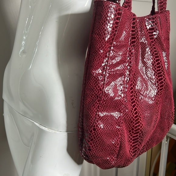 Burgundy Red Snakeskin Embossed Lined Shoulder Totebag Bag - Picture 2 of 4